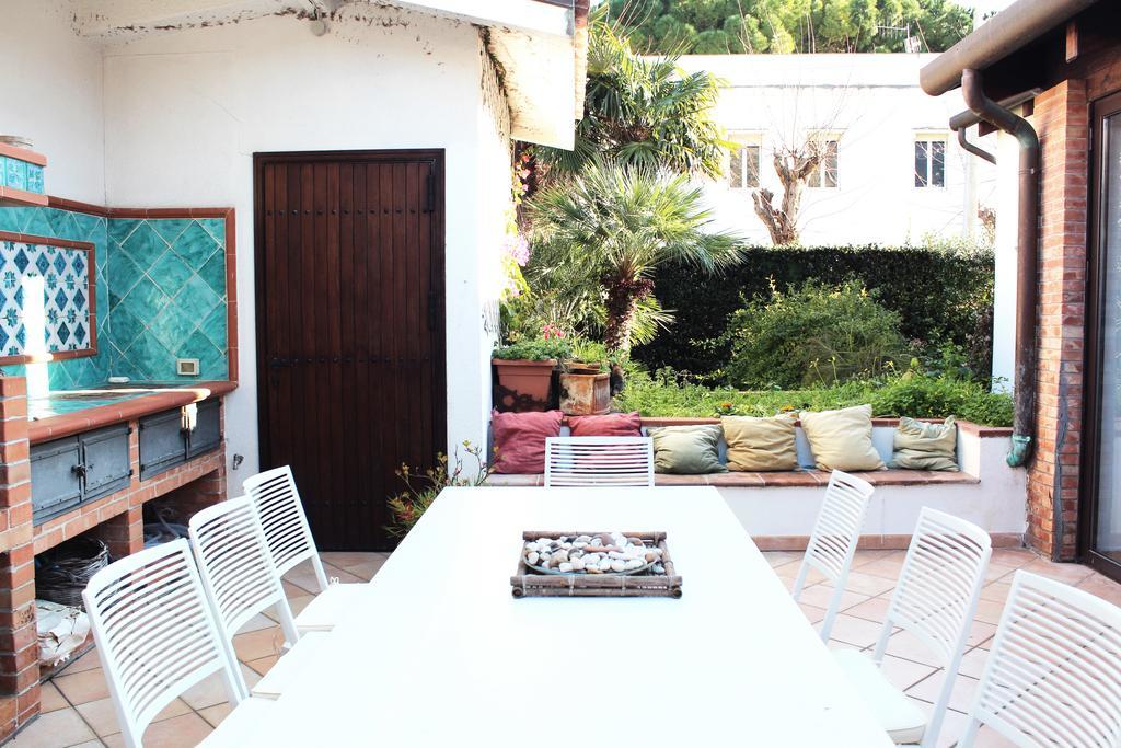 B&B Casa Chinaski มอนเดลโล ภายนอก รูปภาพ