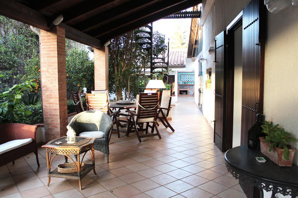 B&B Casa Chinaski มอนเดลโล ภายนอก รูปภาพ
