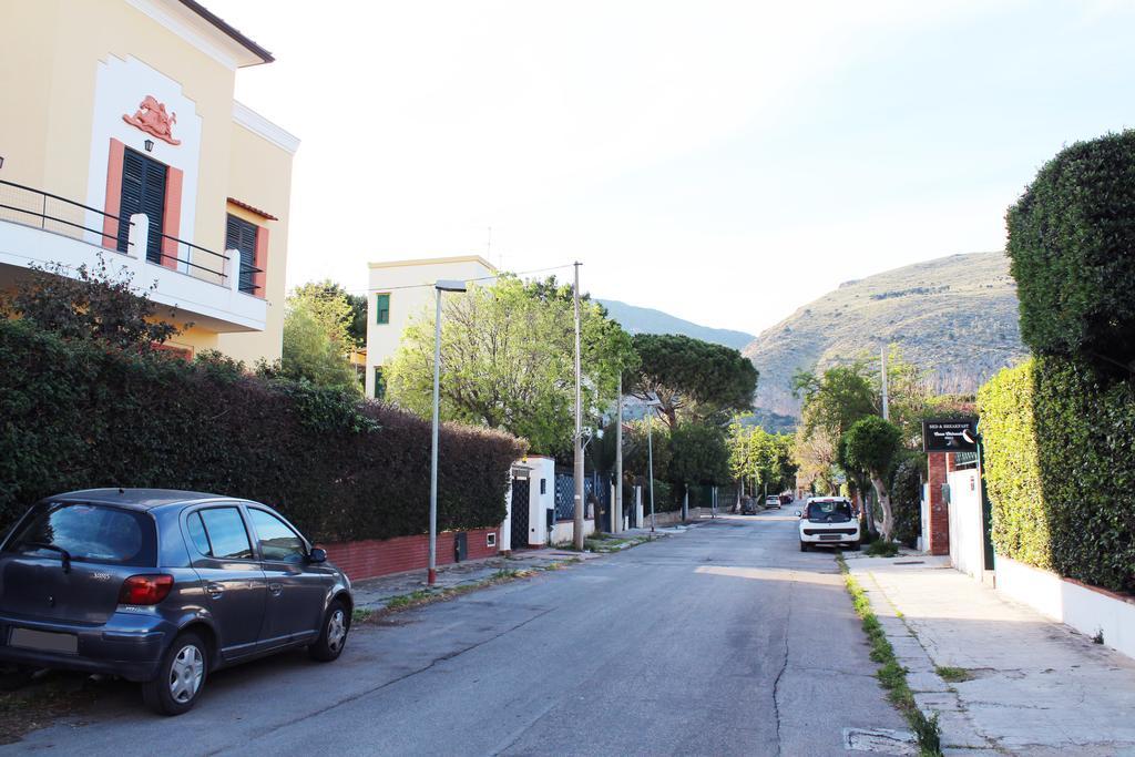 B&B Casa Chinaski มอนเดลโล ภายนอก รูปภาพ