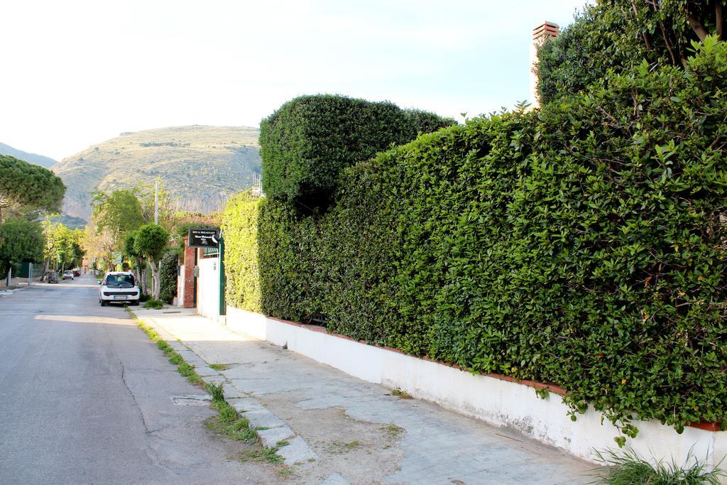 B&B Casa Chinaski มอนเดลโล ภายนอก รูปภาพ