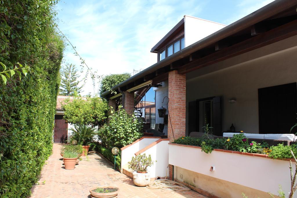 B&B Casa Chinaski มอนเดลโล ภายนอก รูปภาพ