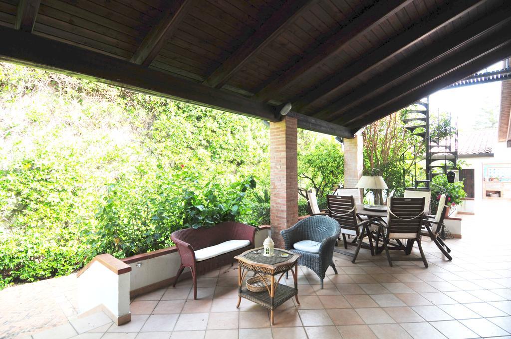 B&B Casa Chinaski มอนเดลโล ภายนอก รูปภาพ
