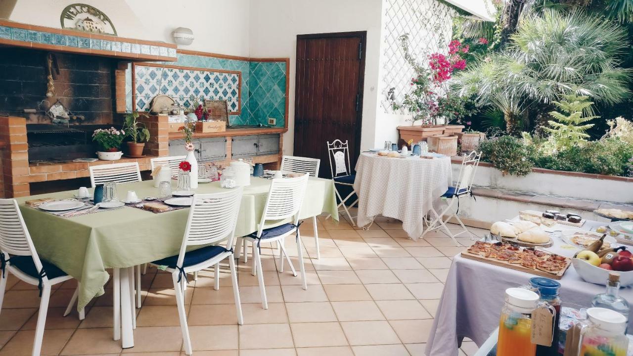 B&B Casa Chinaski มอนเดลโล ภายนอก รูปภาพ